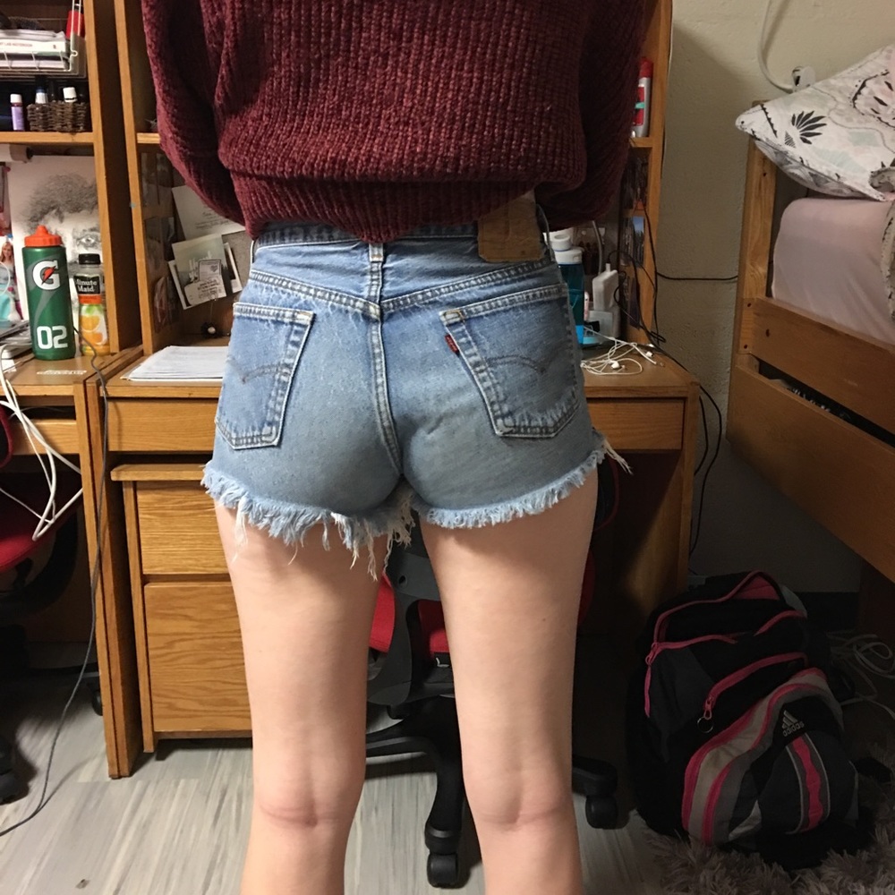 Levi’s distressed denim cutoff shorts - Picture 4 of 5